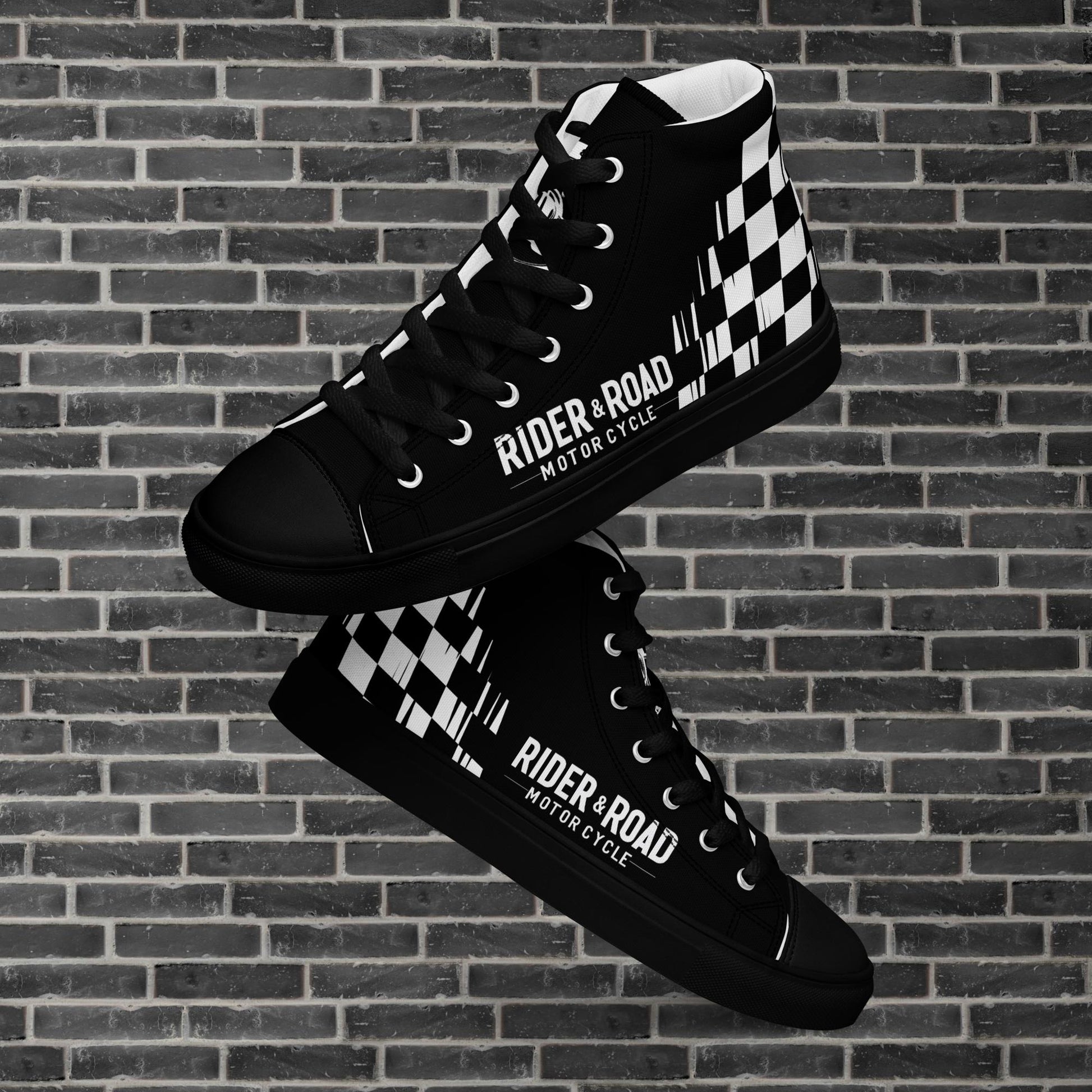 "Zapatillas altas en cuero sintético negro con suela negra, suela gruesa y diseño minimalista inspiración motera cafe racer de carreras, bandera a cuadros en el lateral - High-top trainers in black synthetic leather with black soles, thick soles and a minimalist design inspired by café racer motorbikes, with a chequered flag on the side"