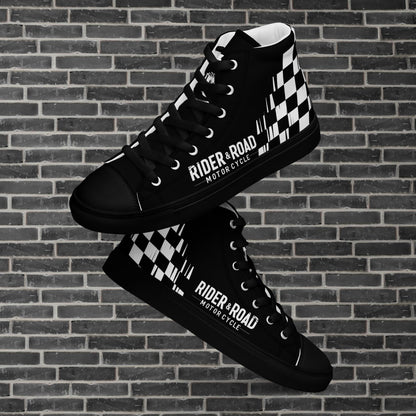 "Zapatillas altas en cuero sintético negro con suela negra, suela gruesa y diseño minimalista inspiración motera cafe racer de carreras, bandera a cuadros en el lateral - High-top trainers in black synthetic leather with black soles, thick soles and a minimalist design inspired by café racer motorbikes, with a chequered flag on the side"