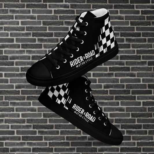 "Zapatillas altas en cuero sintético negro con suela negra, suela gruesa y diseño minimalista inspiración motera cafe racer de carreras, bandera a cuadros en el lateral - High-top trainers in black synthetic leather with black soles, thick soles and a minimalist design inspired by café racer motorbikes, with a chequered flag on the side"