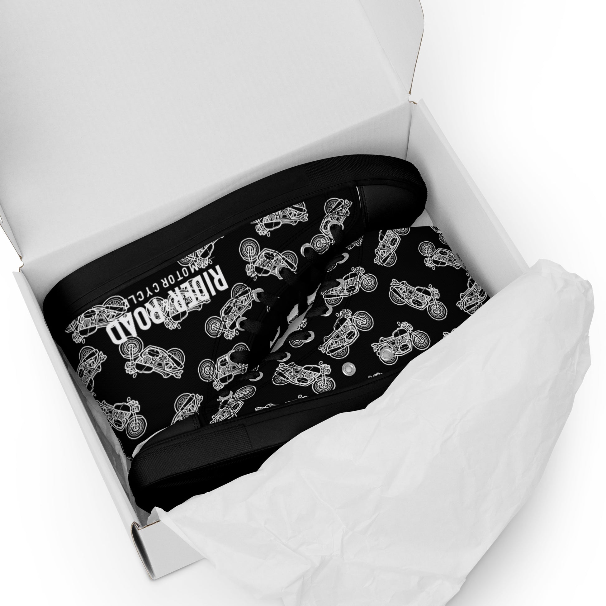 "Zapatillas altas en cuero sintético negro, suela gruesa y diseño minimalista con espíritu motero, motos clasicas blancas sobre fondo negro colección Rider & Road - ‘High-top trainers in black synthetic leather, thick sole and minimalist design with a biker spirit, classic white motorcycles on a black background — Rider & Road collection"