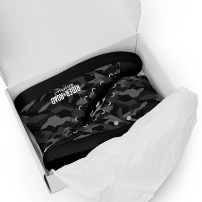 "Zapatilla estilo botín con patrón de camuflaje urbano con la frase Rider&Road en los laterales. 
Suela y puntera de goma negra.
Resistentes, ligeros, alta calidad, ecosostenibles - Ankle boot-style trainer with urban camouflage pattern and the phrase Rider&Road on the sides. 
Black rubber sole and toe cap. Durable, lightweight, high quality, eco-sustainable"