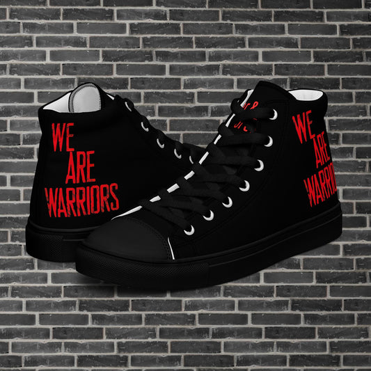 "Zapatillas altas en cuero sintético negro con suela negra, suela gruesa y diseño agresivo para moteros y moteras, con palabras We Are Warriors en el lateral en rojo intenso - High-top trainers in black synthetic leather with black soles, thick soles and an aggressive design for motorcyclists, with the words “We Are Warriors” in bright red on the side"