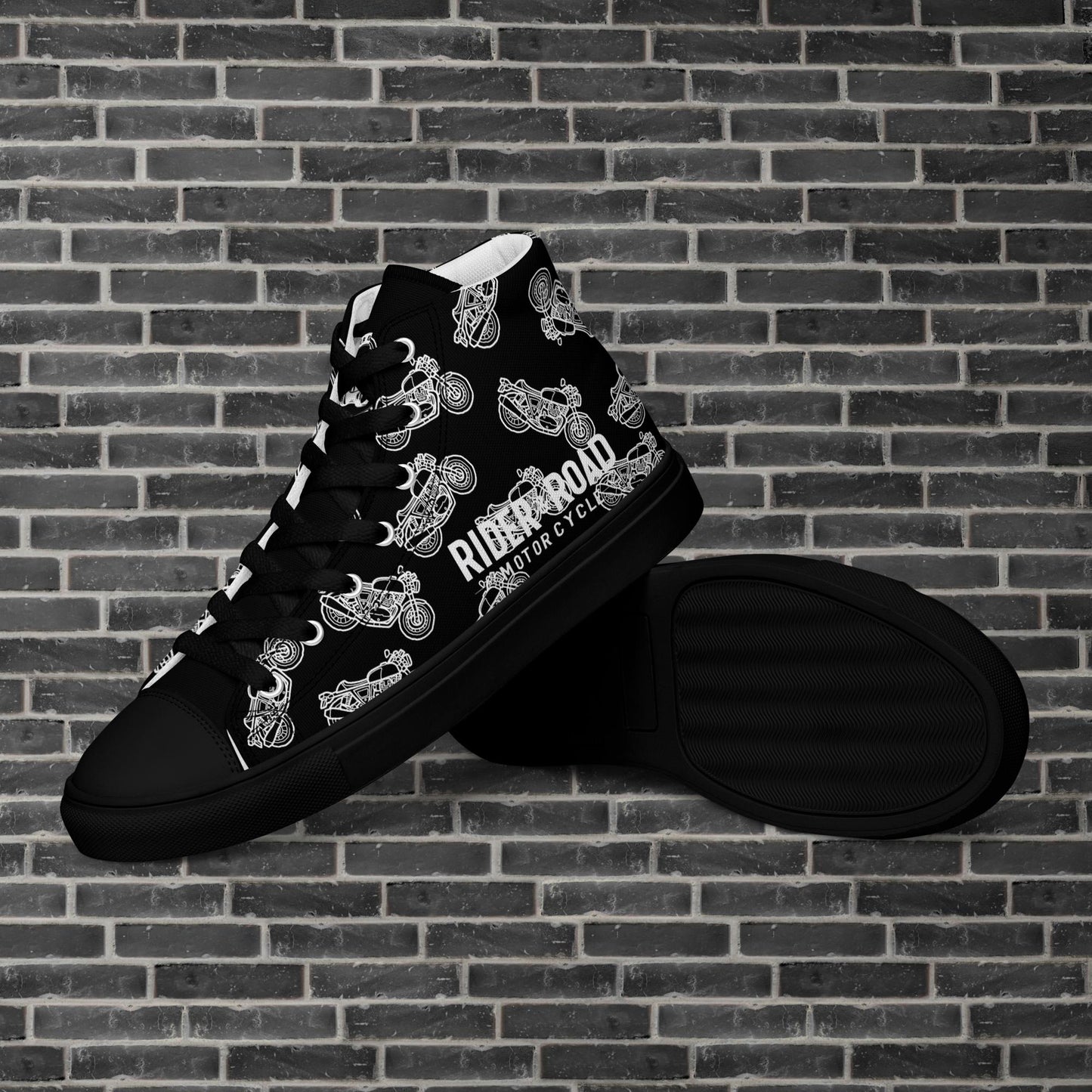 "Zapatillas altas en cuero sintético negro, suela gruesa y diseño minimalista con espíritu motero, motos clasicas blancas sobre fondo negro colección Rider & Road - ‘High-top trainers in black synthetic leather, thick sole and minimalist design with a biker spirit, classic white motorcycles on a black background — Rider & Road collection"