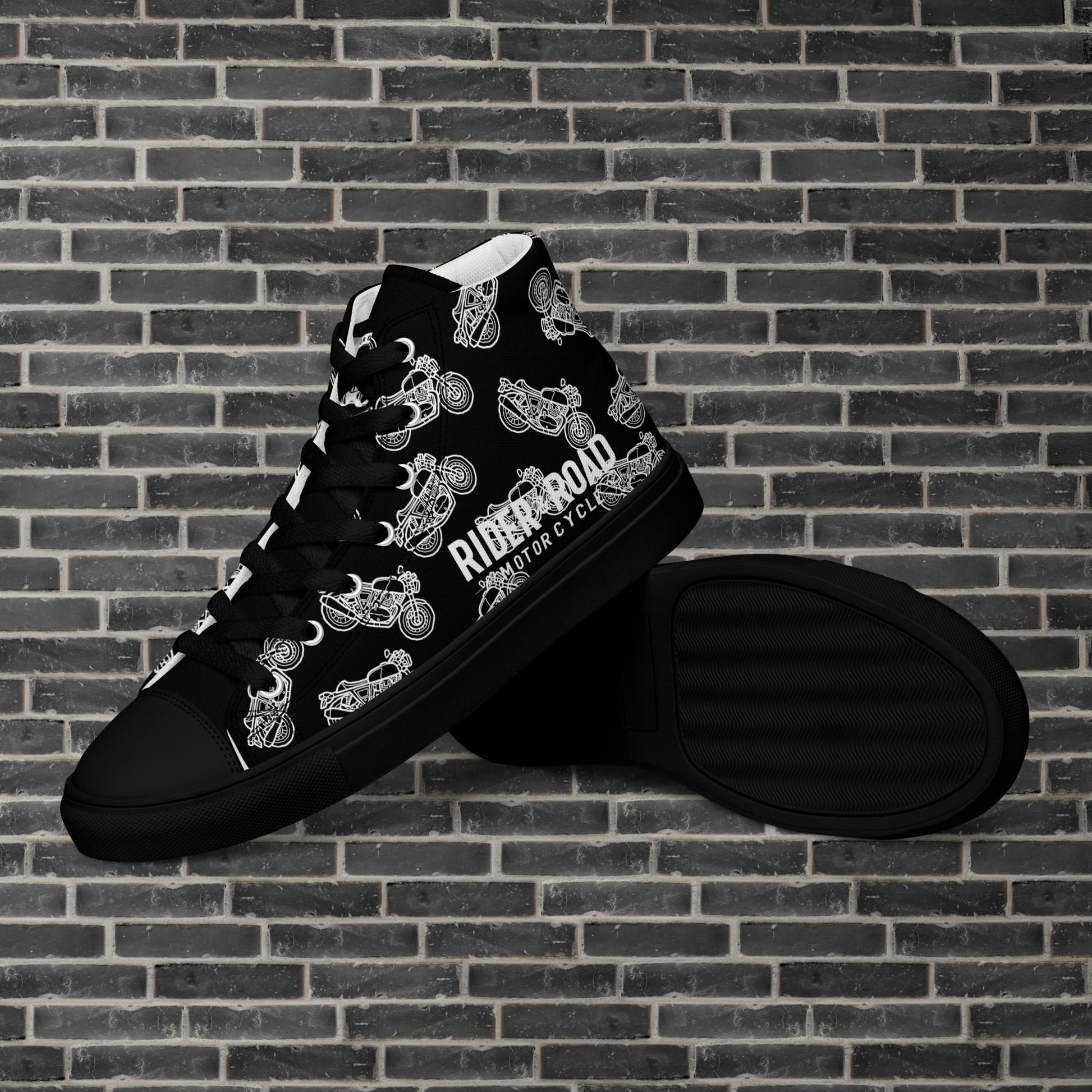 "Zapatillas altas en cuero sintético negro, suela gruesa y diseño minimalista con espíritu motero, motos clasicas blancas sobre fondo negro colección Rider & Road - ‘High-top trainers in black synthetic leather, thick sole and minimalist design with a biker spirit, classic white motorcycles on a black background — Rider & Road collection"