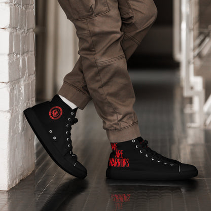"Zapatillas altas en cuero sintético negro con suela negra, suela gruesa y diseño agresivo para moteros y moteras, con palabras We Are Warriors en el lateral en rojo intenso - High-top trainers in black synthetic leather with black soles, thick soles and an aggressive design for motorcyclists, with the words “We Are Warriors” in bright red on the side"