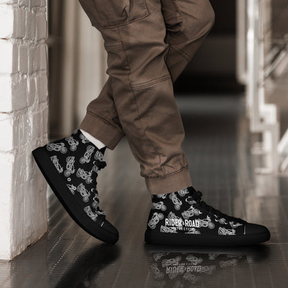 "Zapatillas altas en cuero sintético negro, suela gruesa y diseño minimalista con espíritu motero, motos clasicas blancas sobre fondo negro colección Rider & Road - ‘High-top trainers in black synthetic leather, thick sole and minimalist design with a biker spirit, classic white motorcycles on a black background — Rider & Road collection"