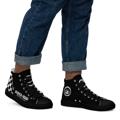 "Zapatillas altas en cuero sintético negro con suela negra, suela gruesa y diseño minimalista inspiración motera cafe racer de carreras, bandera a cuadros en el lateral - High-top trainers in black synthetic leather with black soles, thick soles and a minimalist design inspired by café racer motorbikes, with a chequered flag on the side"