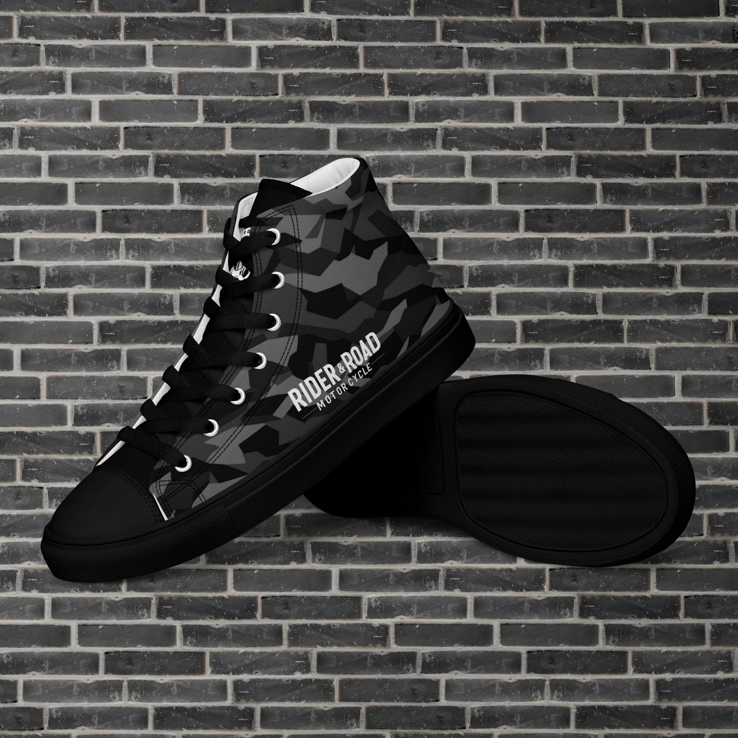"Zapatilla estilo botín con patrón de camuflaje urbano con la frase Rider&Road en los laterales. 
Suela y puntera de goma negra.
Resistentes, ligeros, alta calidad, ecosostenibles - Ankle boot-style trainer with urban camouflage pattern and the phrase Rider&Road on the sides. 
Black rubber sole and toe cap. Durable, lightweight, high quality, eco-sustainable"