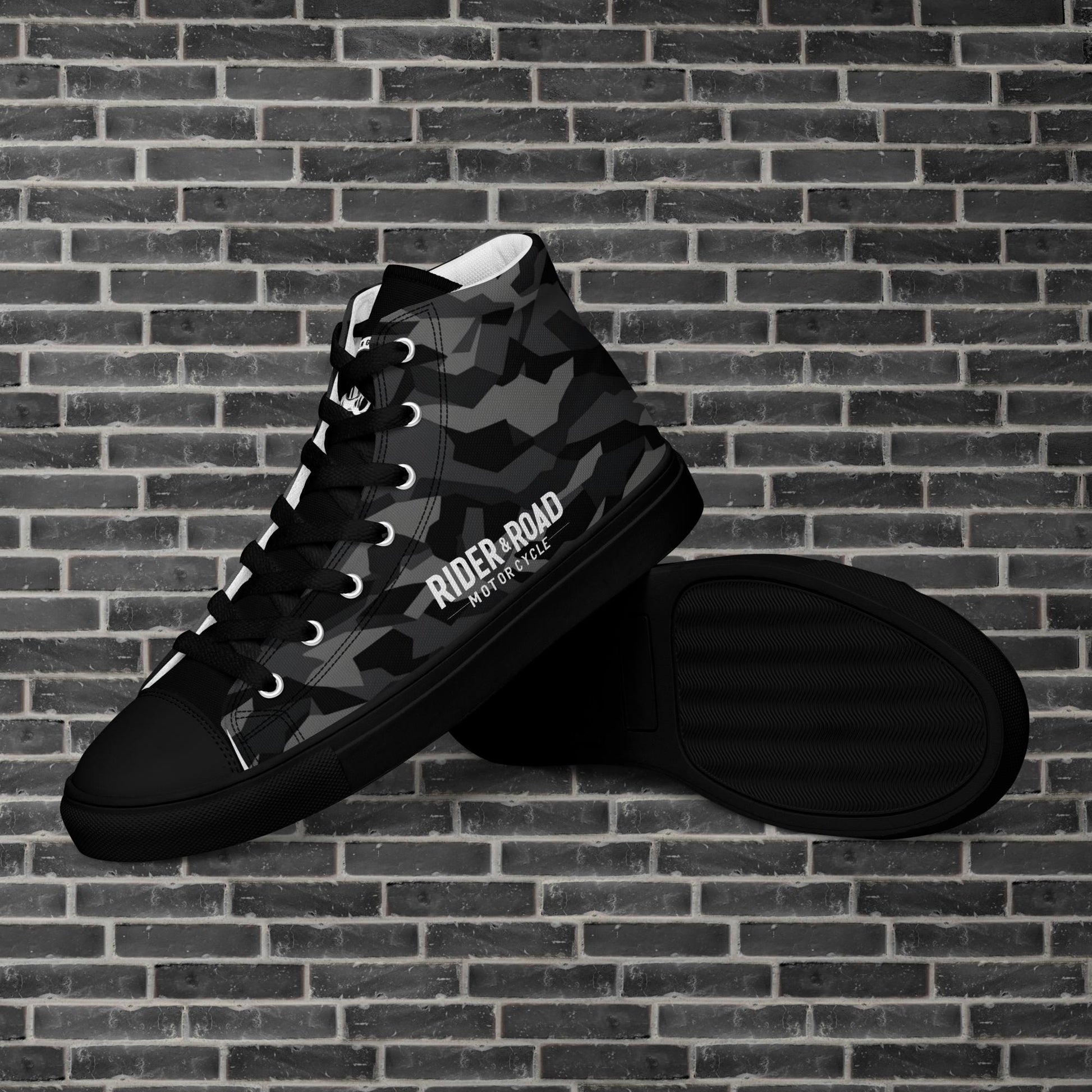 "Zapatilla estilo botín con patrón de camuflaje urbano con la frase Rider&Road en los laterales. 
Suela y puntera de goma negra.
Resistentes, ligeros, alta calidad, ecosostenibles - Ankle boot-style trainer with urban camouflage pattern and the phrase Rider&Road on the sides. 
Black rubber sole and toe cap. Durable, lightweight, high quality, eco-sustainable"