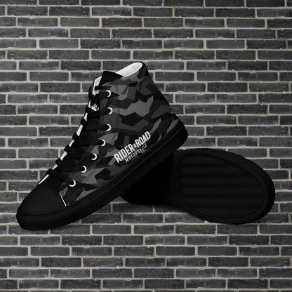 "Zapatilla estilo botín con patrón de camuflaje urbano con la frase Rider&Road en los laterales. 
Suela y puntera de goma negra.
Resistentes, ligeros, alta calidad, ecosostenibles - Ankle boot-style trainer with urban camouflage pattern and the phrase Rider&Road on the sides. 
Black rubber sole and toe cap. Durable, lightweight, high quality, eco-sustainable"