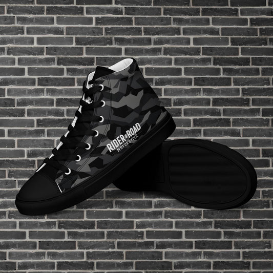 "Zapatilla estilo botín con patrón de camuflaje urbano con la frase Rider&Road en los laterales. 
Suela y puntera de goma negra.
Resistentes, ligeros, alta calidad, ecosostenibles - Ankle boot-style trainer with urban camouflage pattern and the phrase Rider&Road on the sides. 
Black rubber sole and toe cap. Durable, lightweight, high quality, eco-sustainable"