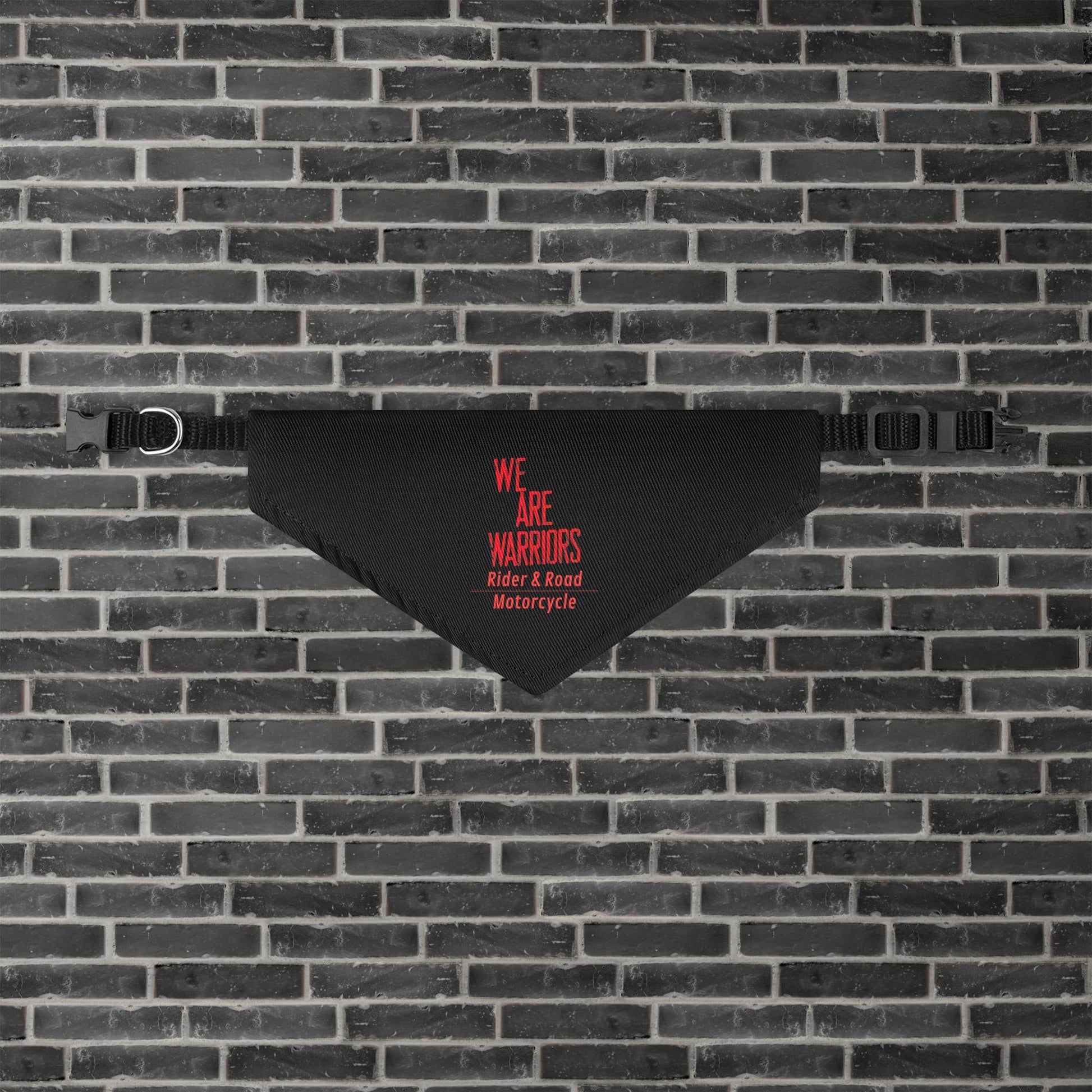 "Pañuelo para mascotas en color negro con la frase We Are Warriors y el logo de Rider&Road Motorcycle en rojo - Black pet scarf with the phrase “We Are Warriors” and the Rider&Road Motorcycle logo in red"