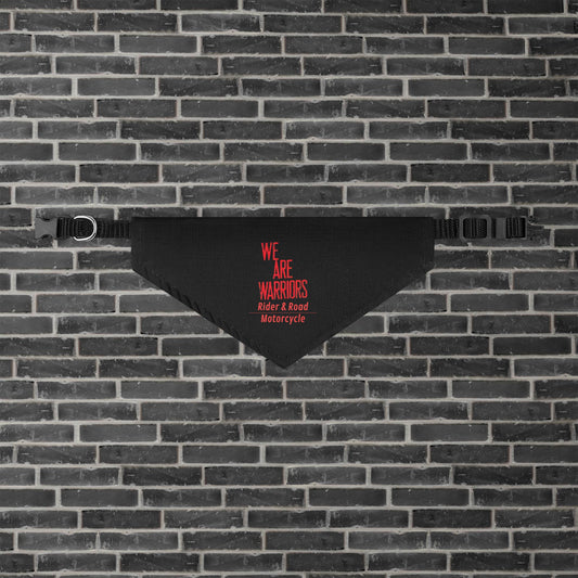 "Pañuelo para mascotas en color negro con la frase We Are Warriors y el logo de Rider&Road Motorcycle en rojo - Black pet scarf with the phrase “We Are Warriors” and the Rider&Road Motorcycle logo in red"