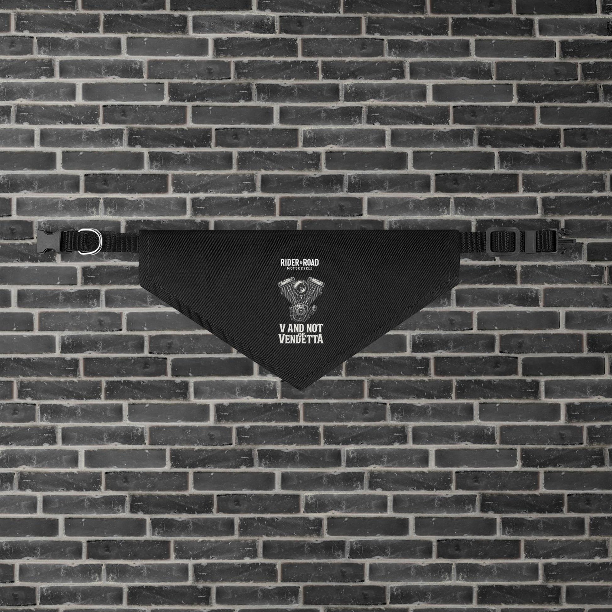 "Pañuelo para mascotas en color negro con la imagen de un motor V-Twin, el logo de Rider&Road Motorcycle y la frase V and not of Vendetta - Black pet scarf featuring an image of a V-Twin engine, the Rider&Road Motorcycle logo, and the phrase ‘V and not of Vendetta"