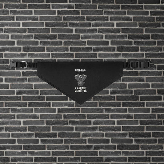 "Pañuelo para mascotas en color negro con la imagen de un motor V-Twin, el logo de Rider&Road Motorcycle y la frase V and not of Vendetta - Black pet scarf featuring an image of a V-Twin engine, the Rider&Road Motorcycle logo, and the phrase ‘V and not of Vendetta"