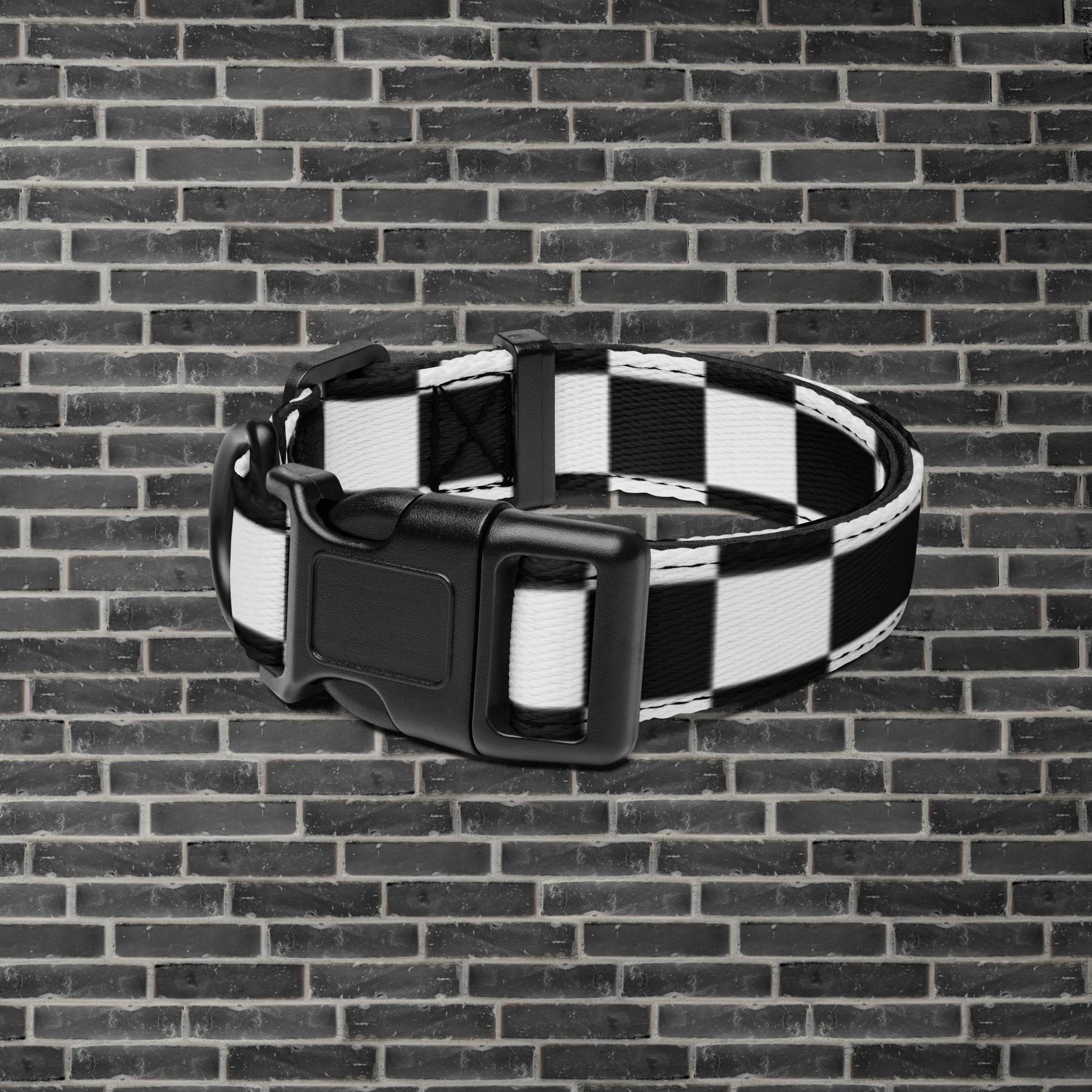 "Collar para mascotas con estampado de bandera a cuadros blancos y negros con la frase Rider&Road Motorcycle - Pet collar with black and white checkered flag print featuring the phrase Rider&Road Motorcycle"