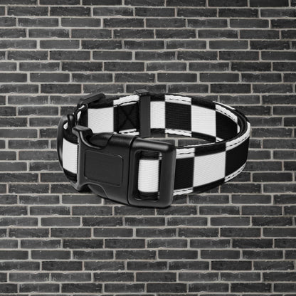 "Collar para mascotas con estampado de bandera a cuadros blancos y negros con la frase Rider&Road Motorcycle - Pet collar with black and white checkered flag print featuring the phrase Rider&Road Motorcycle"