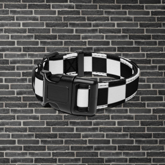 "Collar para mascotas con estampado de bandera a cuadros blancos y negros con la frase Rider&Road Motorcycle - Pet collar with black and white checkered flag print featuring the phrase Rider&Road Motorcycle"
