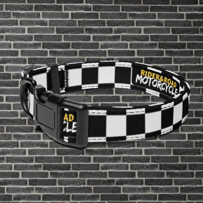 "Collar para mascotas con estampado de bandera a cuadros blancos y negros con la frase Rider&Road Motorcycle - Pet collar with black and white checkered flag print featuring the phrase Rider&Road Motorcycle"