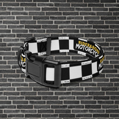 "Collar para mascotas con estampado de bandera a cuadros blancos y negros con la frase Rider&Road Motorcycle - Pet collar with black and white checkered flag print featuring the phrase Rider&Road Motorcycle"