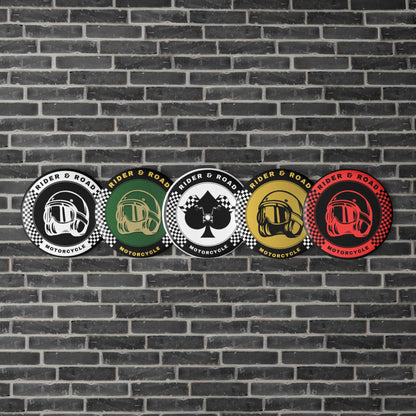 "Chapas metalicas de 1,25 pulgadas con el logo de Rider&Road Motorcycle, y el logo de ACE OF SPADES en colores, blanco, amarillo,verde y rojo - 1.25-inch metal badges with the Rider&Road Motorcycle logo and the ACE OF SPADES logo in white, yellow, green, and red"