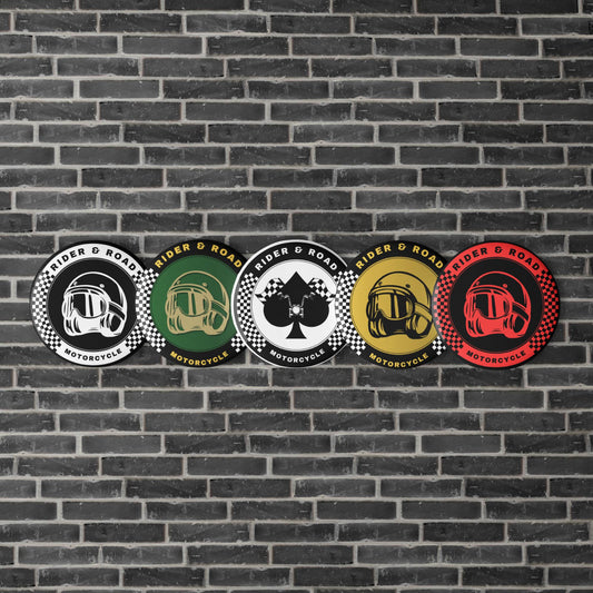 "Chapas metalicas de 1,25 pulgadas con el logo de Rider&Road Motorcycle, y el logo de ACE OF SPADES en colores, blanco, amarillo,verde y rojo - 1.25-inch metal badges with the Rider&Road Motorcycle logo and the ACE OF SPADES logo in white, yellow, green, and red"