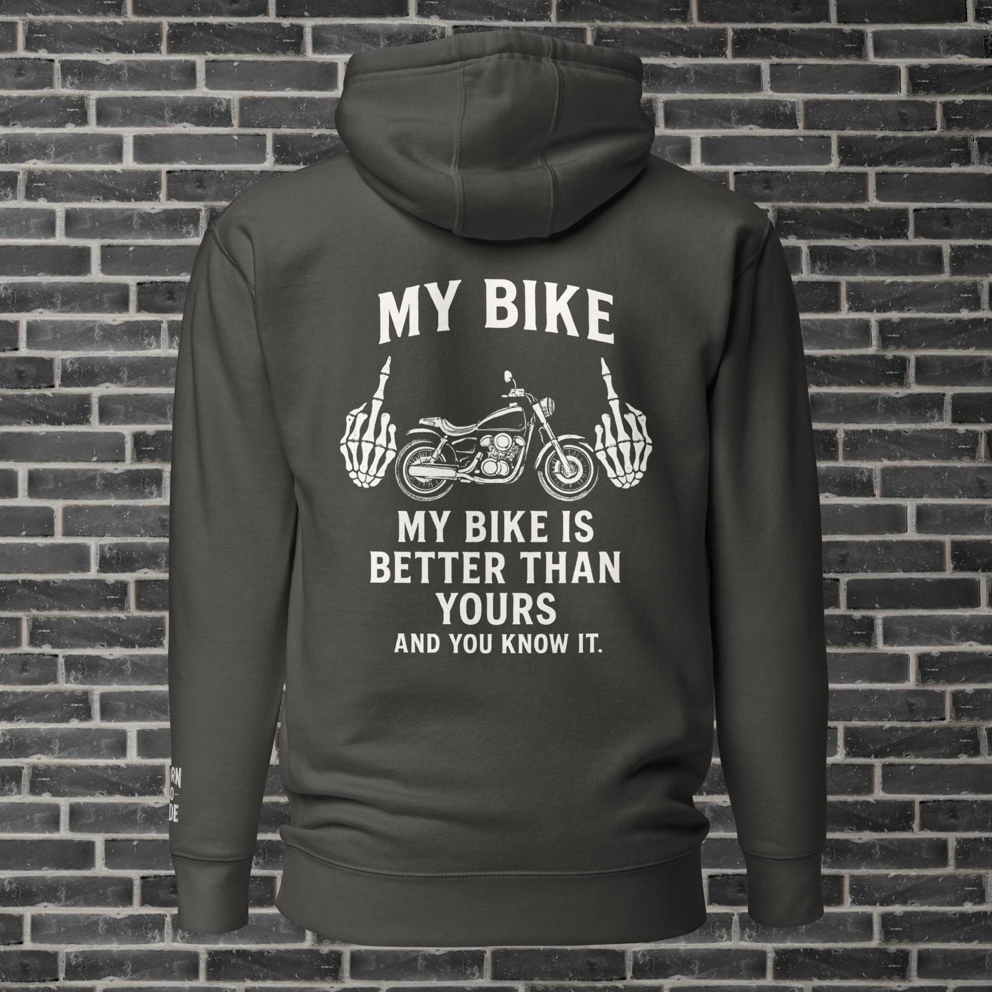 "Sudadera 100% algodón con bordado en peño y puño izquierdo, y estampado en la espalda.
En color negro - 100% cotton sweatshirt with embroidery on the chest and left cuff, and print on the back.
In black"