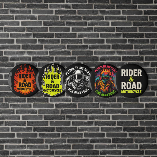 "Chapas metálicas de 1,25 pulgadas (3,1cm) con el logo de Rider & Road Motorcycle en varios acabados y logo de "Fire in my veins - 1.25-inch (3.1 cm) metal badges with the Rider & Road Motorcycle logo in various finishes and the ‘Fire in my veins’ logo"