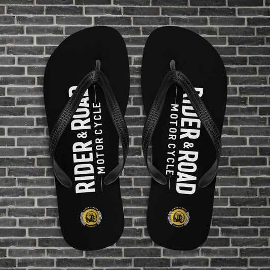 "Chanclas flip flop de goma negra, con el logo de Rider&Road Motorcycle en la zona del pie - Black rubber flip flops with the Rider&Road Motorcycle logo on the foot area"