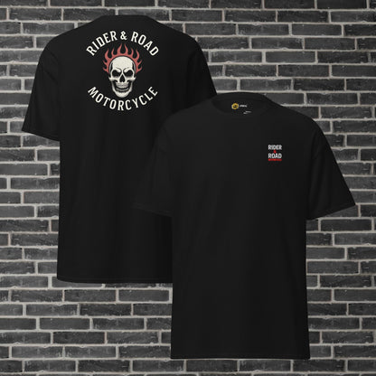 "Camiseta 100% algodón en color negro con logo bordado en el pecho con palabras Rider&Road Motorcycle y estampado en la espalda de calavera con llamas - 100% cotton T-shirt in black with embroidered logo on the chest with the words Rider&Road Motorcycle and skull and flames print on the back"