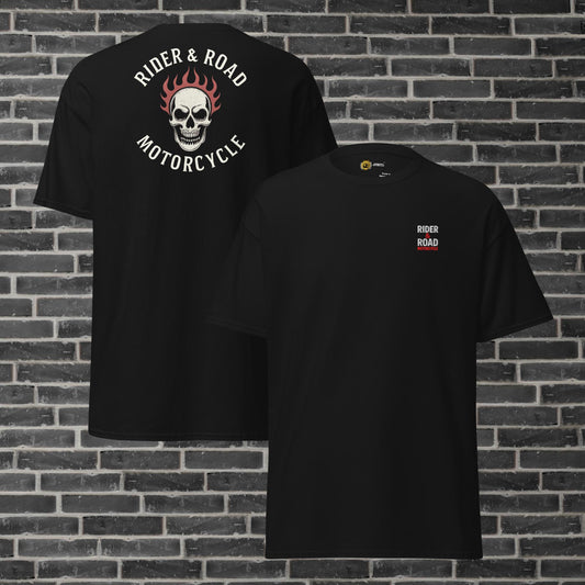 "Camiseta 100% algodón en color negro con logo bordado en el pecho con palabras Rider&Road Motorcycle y estampado en la espalda de calavera con llamas - 100% cotton T-shirt in black with embroidered logo on the chest with the words Rider&Road Motorcycle and skull and flames print on the back"