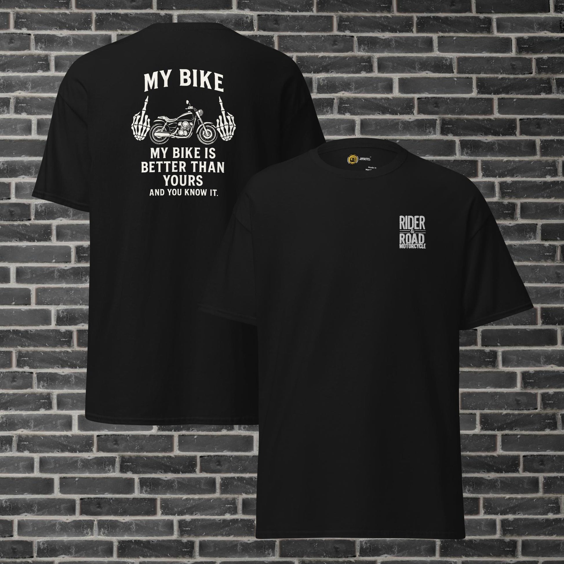 "Camiseta negra y azul marina con bordado en el pecho de la marca Rider&Road Motorcycle en color blanco y en al espalda pone mi moto, mi moto es mejor que la tuya y lo sabes - Black and navy blue T-shirt with white Rider&Road Motorcycle brand embroidery on the chest and ‘my bike, my bike is better than yours and you know it’ on the back"