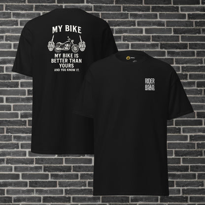 "Camiseta negra y azul marina con bordado en el pecho de la marca Rider&Road Motorcycle en color blanco y en al espalda pone mi moto, mi moto es mejor que la tuya y lo sabes - Black and navy blue T-shirt with white Rider&Road Motorcycle brand embroidery on the chest and ‘my bike, my bike is better than yours and you know it’ on the back"