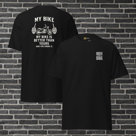 "Camiseta negra y azul marina con bordado en el pecho de la marca Rider&Road Motorcycle en color blanco y en al espalda pone mi moto, mi moto es mejor que la tuya y lo sabes - Black and navy blue T-shirt with white Rider&Road Motorcycle brand embroidery on the chest and ‘my bike, my bike is better than yours and you know it’ on the back"