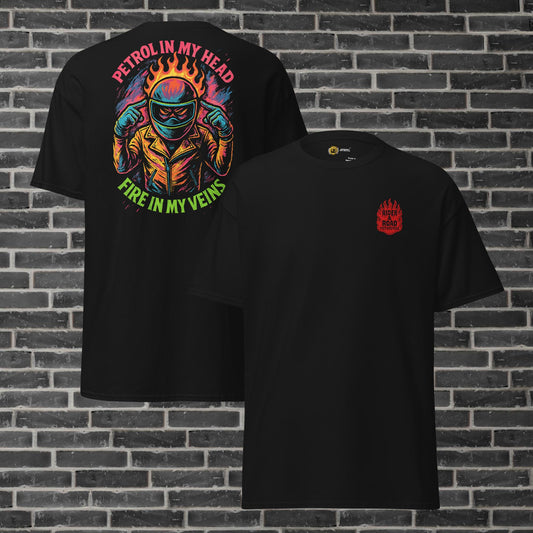 "Camiseta negra, con bordado delantero con forma de llama en color rojo y estampado trasero de colores vivos con la frase petrol in my head fire in my veins - Black T-shirt with red flame-shaped embroidery on the front and brightly coloured print on the back with the phrase “petrol in my head fire in my veins”