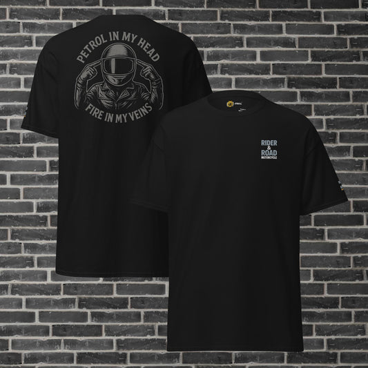 "Camiseta negra con estampado en la parte trasera en color gris de un motero con los dedos apuntando a la cabeza y la frase petrol in my head, fire in my veins, tiene bordado el logo de Rider&Road en el pecho y en la manga izquierda - Black T-shirt with a gray print on the back of a biker with his fingers pointing to his head and the phrase ‘petrol in my head, fire in my veins’. It has the Rider&Road logo embroidered on the chest and left sleeve"