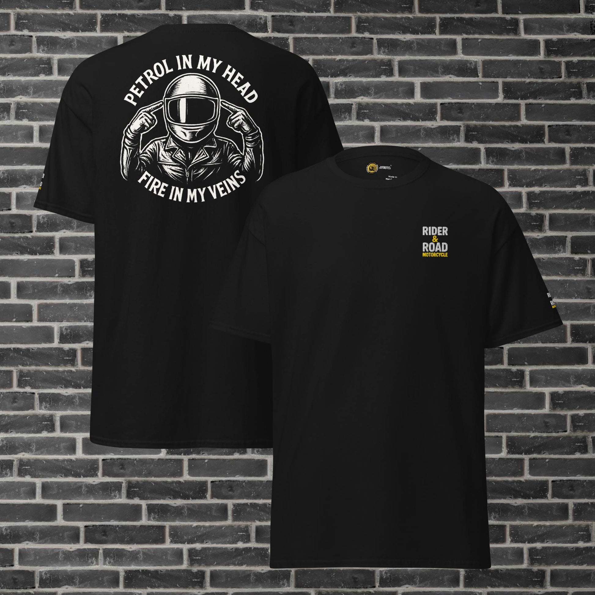 "Camiseta negra con estampado en la parte trasera en color blanco de un motero con los dedos apuntando a la cabeza y la frase petrol in my head, fire in my veins, tiene bordado el logo de Rider&Road en el pecho y en la manga izquierda - Black T-shirt with a white print on the back of a biker with his fingers pointing to his head and the phrase ‘petrol in my head, fire in my veins’. It has the Rider&Road logo embroidered on the chest and left sleeve"