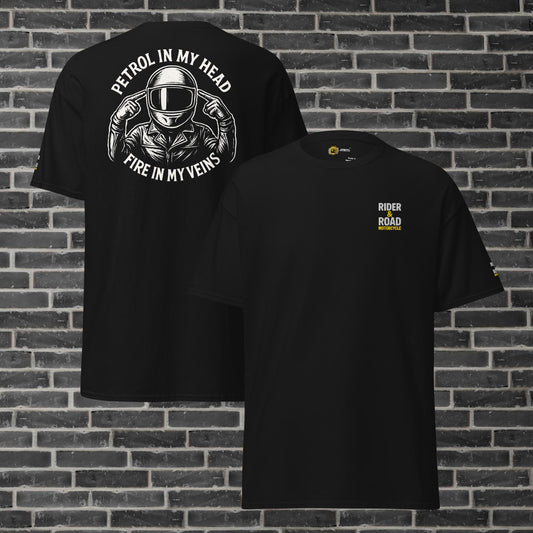 "Camiseta negra con estampado en la parte trasera en color blanco de un motero con los dedos apuntando a la cabeza y la frase petrol in my head, fire in my veins, tiene bordado el logo de Rider&Road en el pecho y en la manga izquierda - Black T-shirt with a white print on the back of a biker with his fingers pointing to his head and the phrase ‘petrol in my head, fire in my veins’. It has the Rider&Road logo embroidered on the chest and left sleeve"