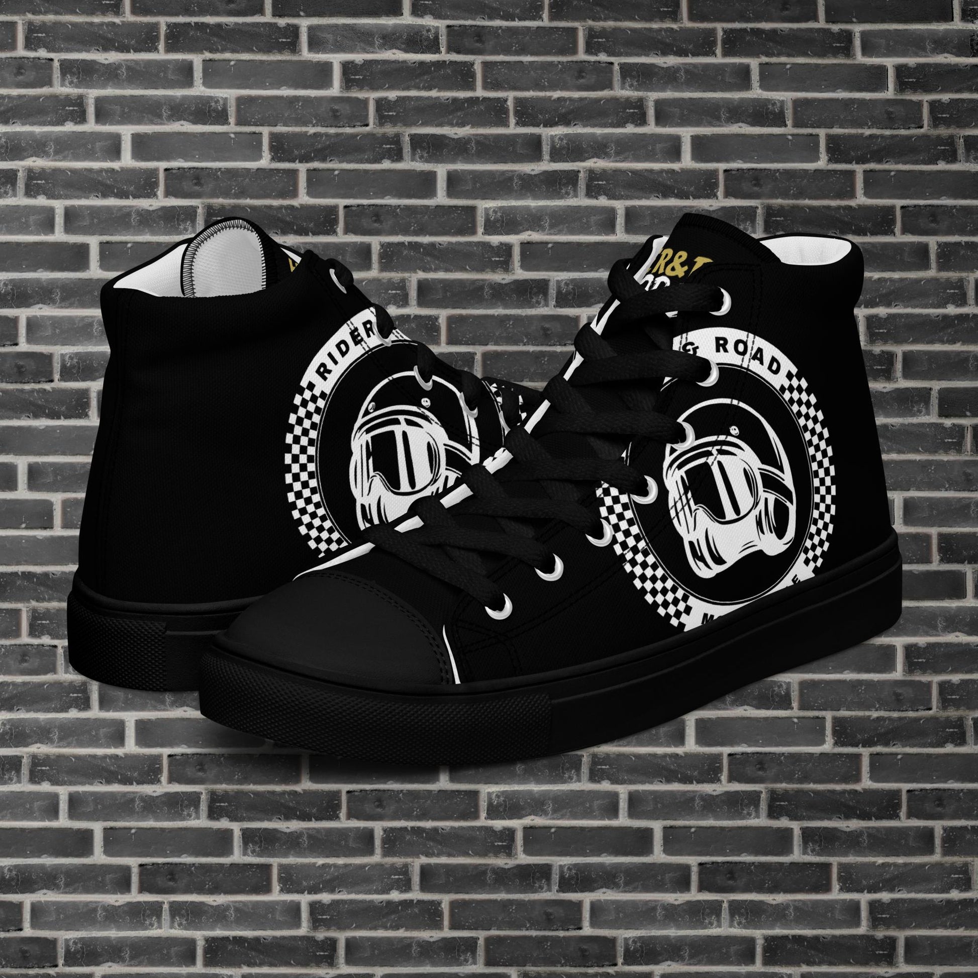 "Zapatilla estilo botín en color negro con la frase Rider&Road y logo en los laterales. 
Suela y puntera de goma negra.
Resistentes, ligeros, alta calidad, ecosostenibles - Black ankle boot-style trainers with the phrase Rider&Road and logo on the sides. Black rubber sole and toe cap. Durable, lightweight, high quality, eco-sustainable"