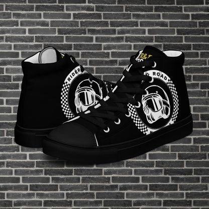 "Zapatilla estilo botín en color negro con la frase Rider&Road y logo en los laterales. 
Suela y puntera de goma negra.
Resistentes, ligeros, alta calidad, ecosostenibles - Black ankle boot-style trainers with the phrase Rider&Road and logo on the sides. Black rubber sole and toe cap. Durable, lightweight, high quality, eco-sustainable"