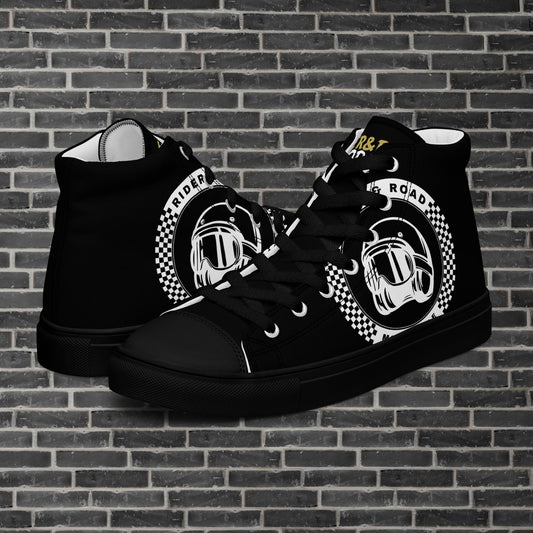"Zapatilla estilo botín en color negro con la frase Rider&Road y logo en los laterales. 
Suela y puntera de goma negra.
Resistentes, ligeros, alta calidad, ecosostenibles - Black ankle boot-style trainers with the phrase Rider&Road and logo on the sides. Black rubber sole and toe cap. Durable, lightweight, high quality, eco-sustainable"