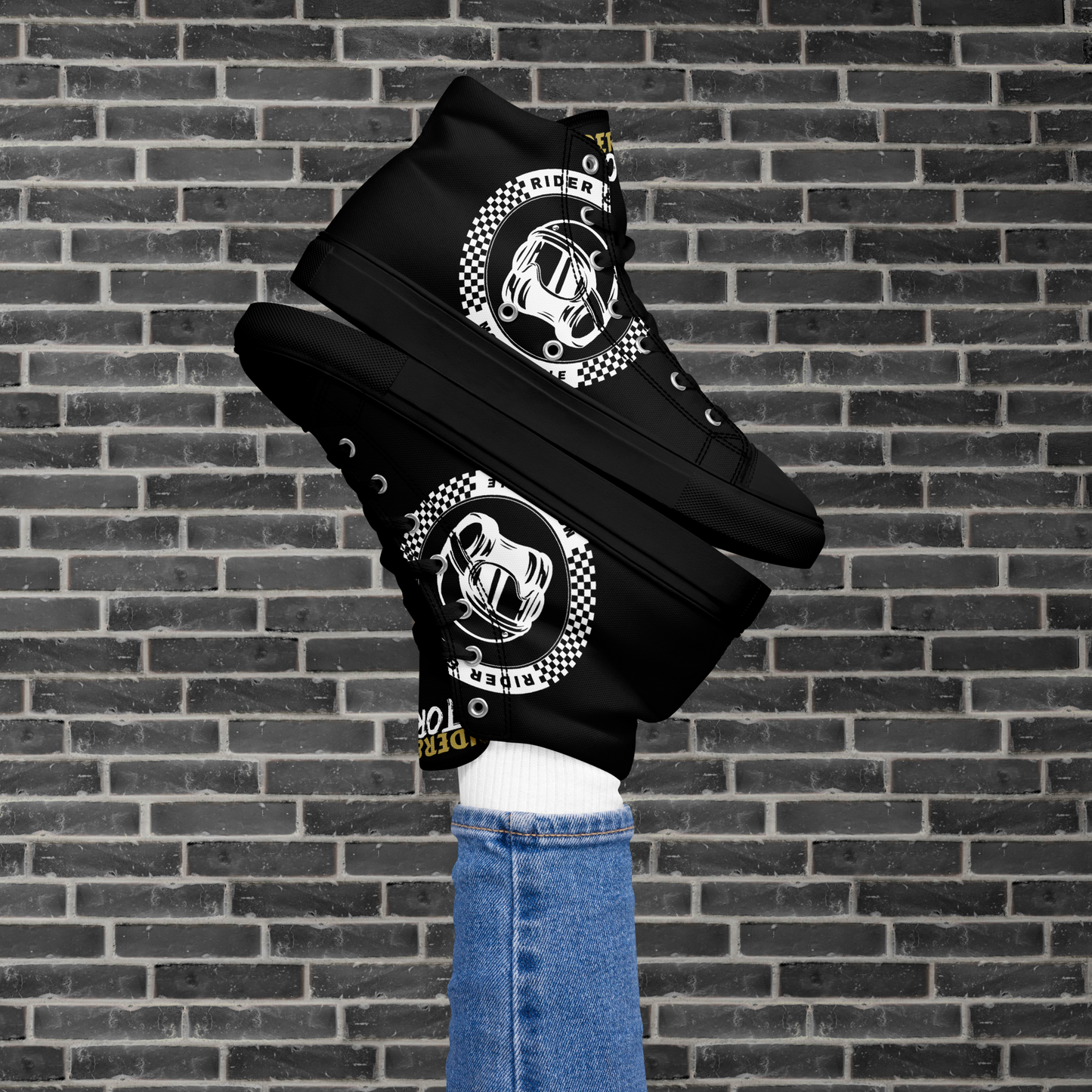 "Zapatilla estilo botín en color negro con la frase Rider&Road y logo en los laterales. 
Suela y puntera de goma negra.
Resistentes, ligeros, alta calidad, ecosostenibles - Black ankle boot-style trainers with the phrase Rider&Road and logo on the sides. Black rubber sole and toe cap. Durable, lightweight, high quality, eco-sustainable"