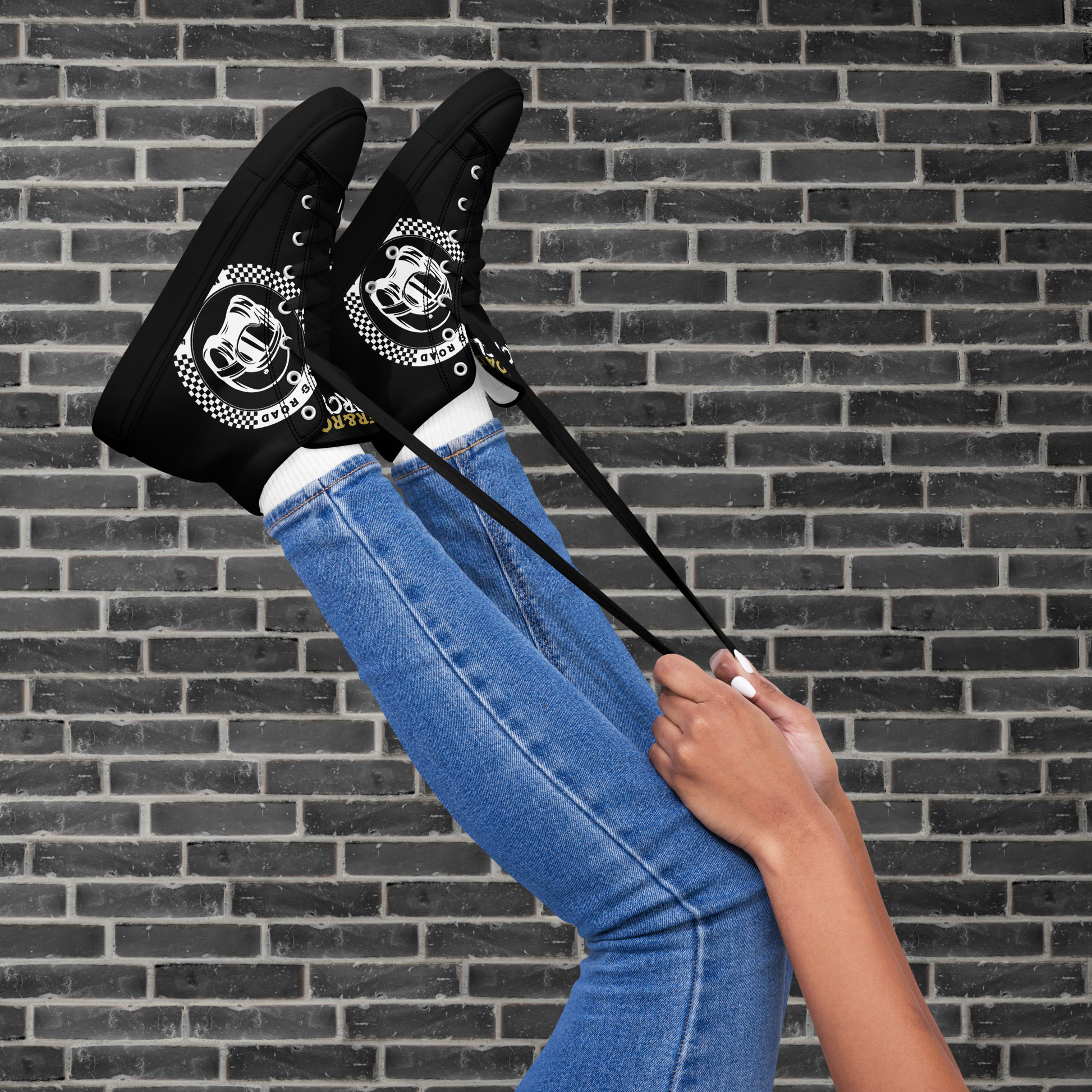 "Zapatilla estilo botín en color negro con la frase Rider&Road y logo en los laterales. 
Suela y puntera de goma negra.
Resistentes, ligeros, alta calidad, ecosostenibles - Black ankle boot-style trainers with the phrase Rider&Road and logo on the sides. Black rubber sole and toe cap. Durable, lightweight, high quality, eco-sustainable"