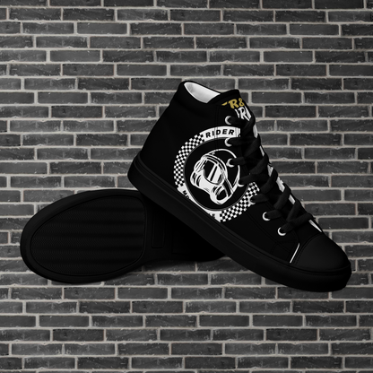 "Zapatilla estilo botín en color negro con la frase Rider&Road y logo en los laterales. 
Suela y puntera de goma negra.
Resistentes, ligeros, alta calidad, ecosostenibles - Black ankle boot-style trainers with the phrase Rider&Road and logo on the sides. Black rubber sole and toe cap. Durable, lightweight, high quality, eco-sustainable"