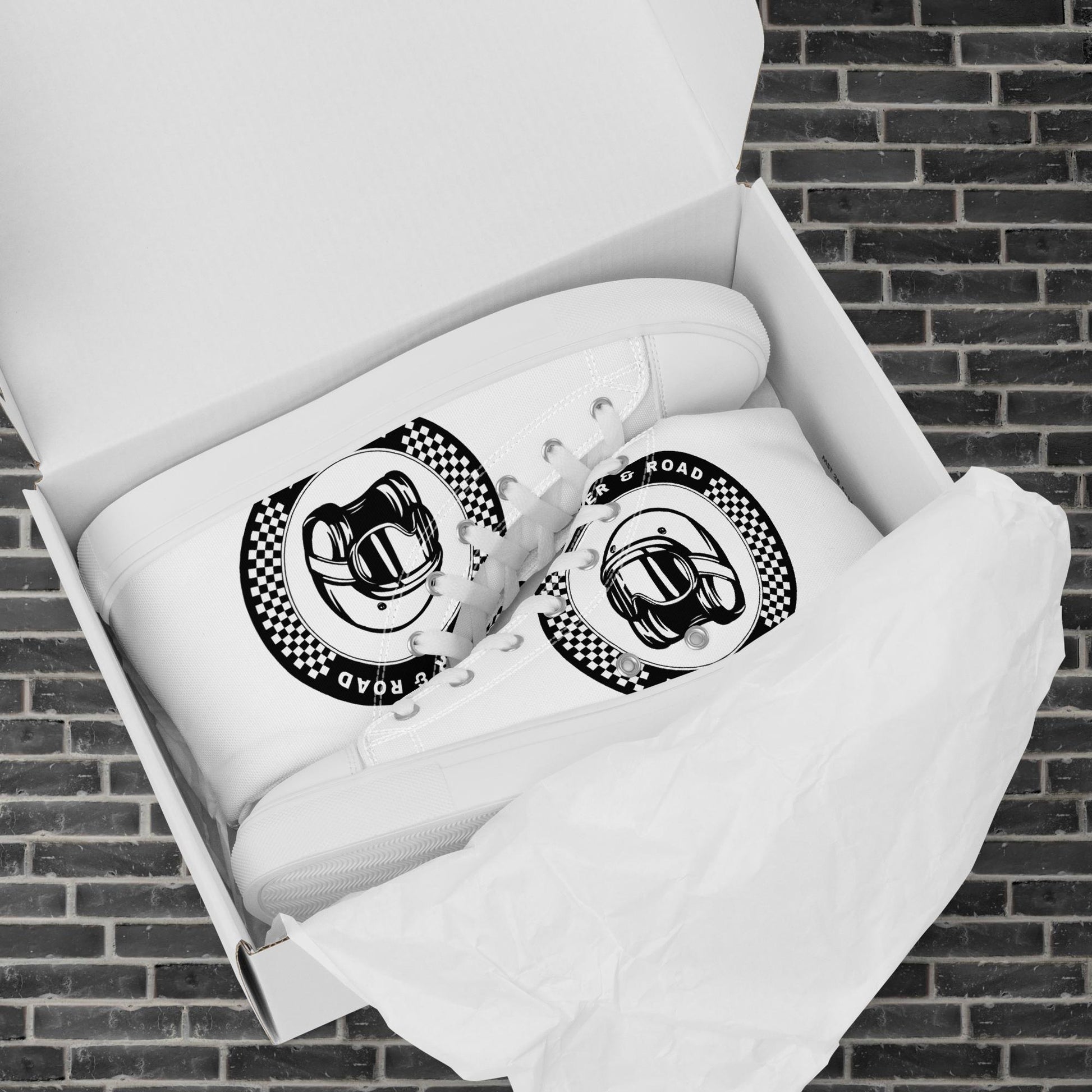 "Zapatilla estilo botín en color blanco la frase Rider&Road y logo en los laterales. 
Suela y puntera de goma blanco.
Resistentes, ligeros, alta calidad, ecosostenibles - White ankle boot-style trainers with the phrase Rider&Road and logo on the sides. White rubber sole and toe cap. Durable, lightweight, high quality, eco-sustainable"