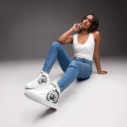 "Zapatilla estilo botín en color blanco la frase Rider&Road y logo en los laterales. 
Suela y puntera de goma blanco.
Resistentes, ligeros, alta calidad, ecosostenibles - White ankle boot-style trainers with the phrase Rider&Road and logo on the sides. White rubber sole and toe cap. Durable, lightweight, high quality, eco-sustainable"