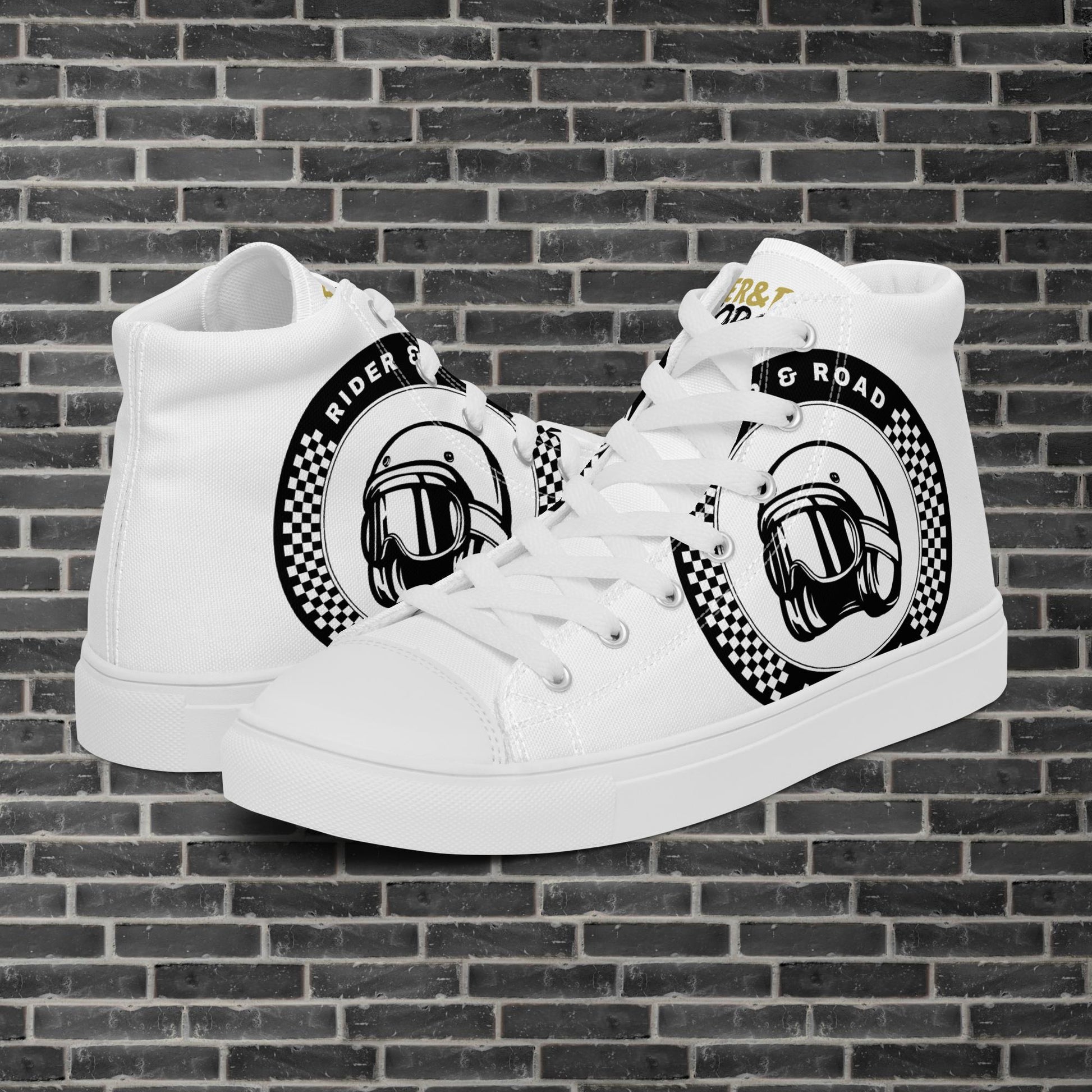 "Zapatilla estilo botín en color blanco la frase Rider&Road y logo en los laterales. 
Suela y puntera de goma blanco.
Resistentes, ligeros, alta calidad, ecosostenibles - White ankle boot-style trainers with the phrase Rider&Road and logo on the sides. White rubber sole and toe cap. Durable, lightweight, high quality, eco-sustainable"