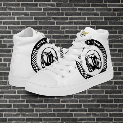 "Zapatilla estilo botín en color blanco la frase Rider&Road y logo en los laterales. 
Suela y puntera de goma blanco.
Resistentes, ligeros, alta calidad, ecosostenibles - White ankle boot-style trainers with the phrase Rider&Road and logo on the sides. White rubber sole and toe cap. Durable, lightweight, high quality, eco-sustainable"