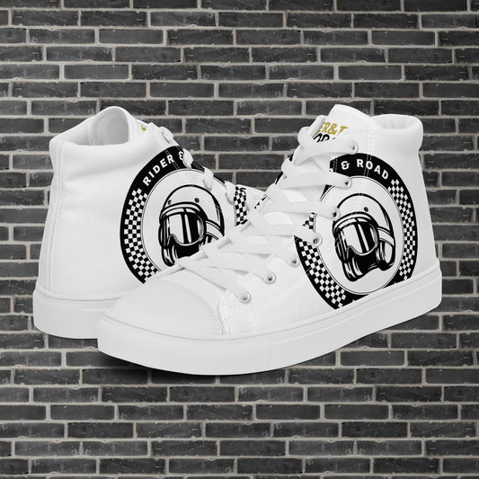 "Zapatilla estilo botín en color blanco la frase Rider&Road y logo en los laterales. 
Suela y puntera de goma blanco.
Resistentes, ligeros, alta calidad, ecosostenibles - White ankle boot-style trainers with the phrase Rider&Road and logo on the sides. White rubber sole and toe cap. Durable, lightweight, high quality, eco-sustainable"