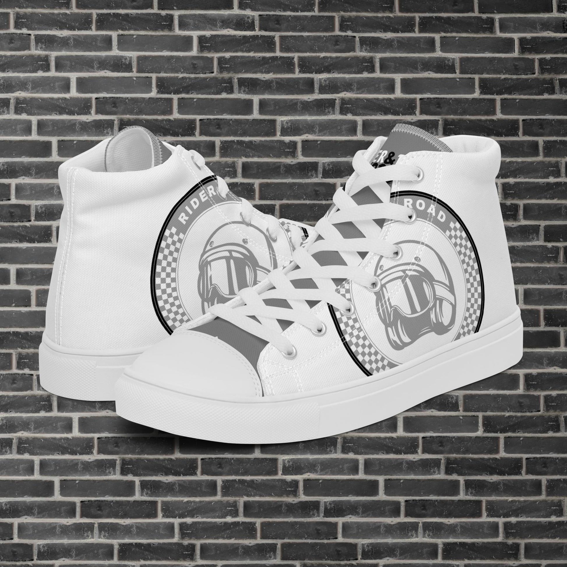 "Zapatilla estilo botín en color blanco la frase Rider&Road y logo en los laterales. 
Suela y puntera de goma blanco.
Resistentes, ligeros, alta calidad, ecosostenibles - White ankle boot-style trainers with the phrase Rider&Road and logo on the sides. White rubber sole and toe cap. Durable, lightweight, high quality, eco-sustainable"